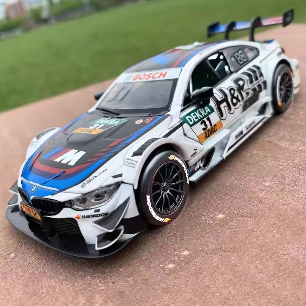 1:32 BMW M4 DTM Modellauto – Pull Back Sportwagen mit Sound & Licht