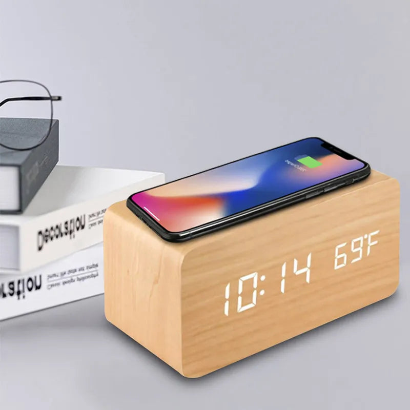Hölzerner digitaler Wecker mit kabellosem Laden, LED-Uhr mit Uhrzeit, Datum, Temperatur, Schreibtischuhren für das Büro, Nachttischuhr